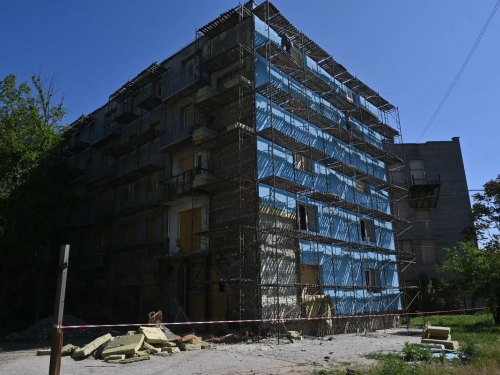 У Запоріжжі триває відновлення багатоповерхівки, яку росіяни двічі обстріляли (фото)