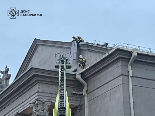 Зруйнована арка та пошкоджений дах філармонії: у Запоріжжі триває ліквідація наслідків буревію (фото, відео)