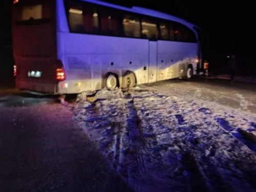 На трасі "Запоріжжя-Дніпро" застряг автобус із громадянами Туреччини