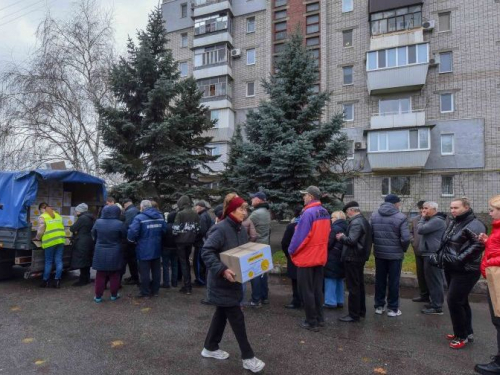 Мешканці запорізького будинку, який постраждав від ворожих обстрілів, отримали продуктові набори