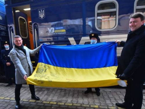 Поїзд єднання зробив зупинку в Запоріжжі і повіз далі на схід прапор України з побажаннями - фото