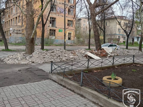 Звалив непотріб біля дороги — у центрі Запоріжжя чоловік висипав будівельне сміття просто неба (фото)