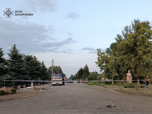 КАБами по магазину - рятувальники показали місце авіаудару на Запоріжжі, де загинули троє жінок (фото)