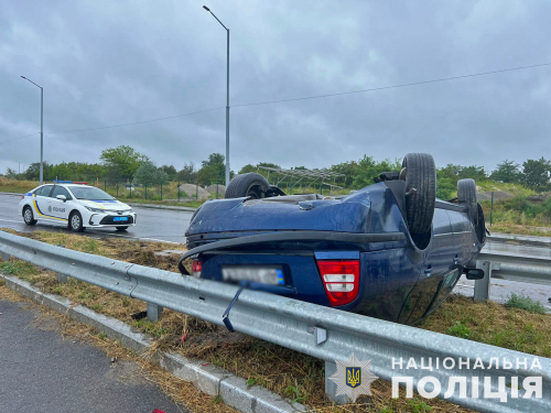 У Запоріжжі на слизькій дорозі автівка перекинулася на дах - постраждав чоловік