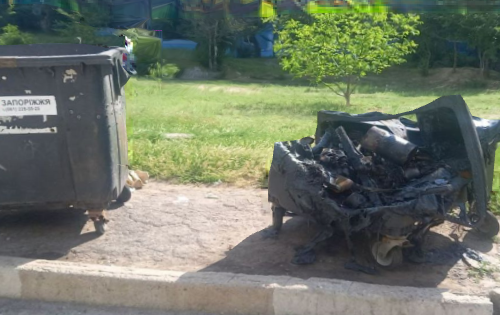 Знову "відзначились" вандали - в одному з районів Запоріжжя спалили сміттєвий бак