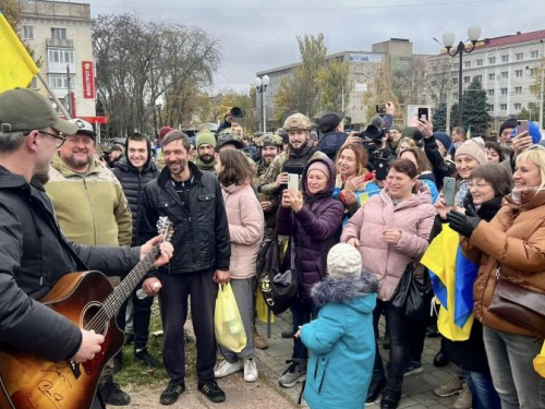 Відомий артист із Запоріжжя заспівав у Херсоні та присвятив цьому місту вірш