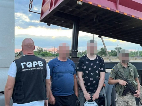 Житель Запоріжжя намагався втекти до Румунії у схованці вантажівки: схему організували батько й син