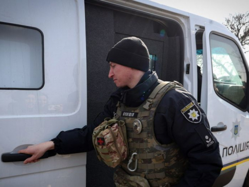 Із прифронтового села Приморське поліція евакуювала двох жінок
