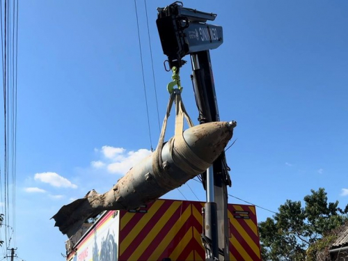 Занурилась на глибину кілька метрів - у Запоріжжі сапери дістали з-під землі російську авіабомбу, що не розірвався під час обстрілу (фото, відео)