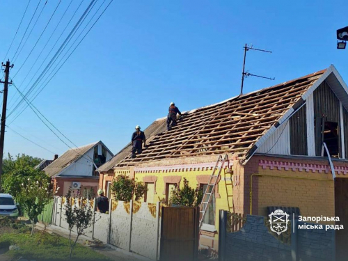 Внаслідок ворожої атаки 30 серпня постраждали будинки у двох районах Запоріжжя - як у місті усувають наслідки