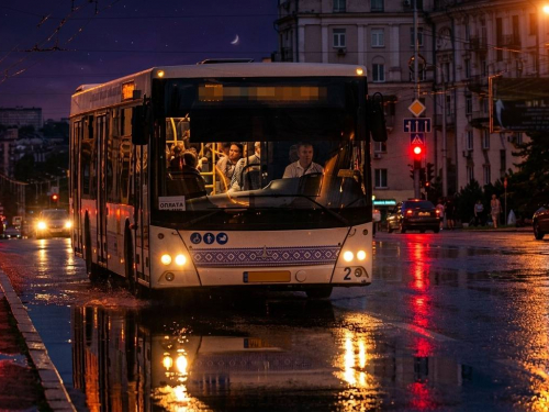 У Запоріжжі поліцейські охорони затримали чоловіка, який під час поїздки у маршрутному автобусі влаштував дебош