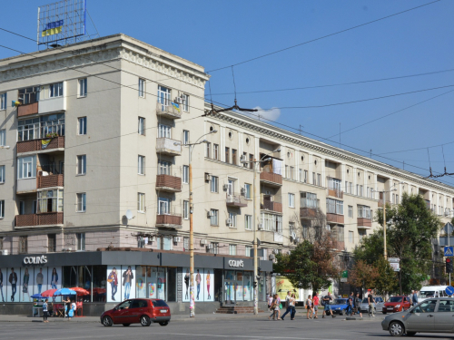 Номенклатурна вишуканість та сталінський комфорт - як на головному проспекті Запоріжжя з&#039;явився будинок керівних кадрів