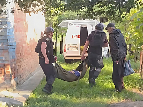 Під час евакуації із Таврійського у Запорізькій області поліцейські та волонтери врятували літню жінку, яка перебувала у комі