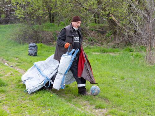 Працівники Запоріжвогнетриву взяли участь у міській весняній толоці, фото Вячеслава Лавринця