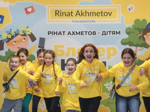 «Нарешті почую від донечок заповітне – мама і тато»: 4-річні сестри-близнючки з Чернігівщини отримали слухові апарати від Фонду Ріната Ахметова