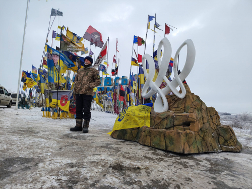 Символ єдності серед бойових прапорів: біля Оріхівської стели встановили нову скульптуру (фото)