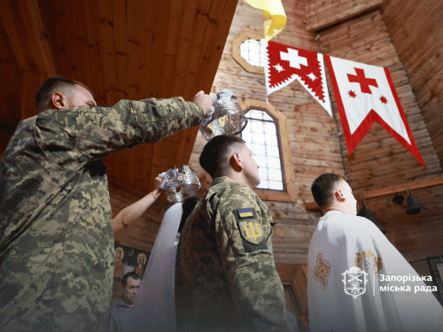 У Запоріжжі на острові Хортиця 1 жовтня пара військових одружилася за давніми козацькими традиціями.