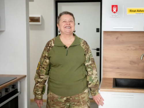 Захисниця Маріуполя Тетяна «Хрещена» Теплюк отримала квартиру від Ріната Ахметова до свого 74-річчя