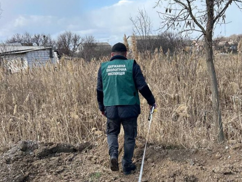 Висипали землю та каміння просто на берег - на Запоріжжі виявили масштабне забруднення біля річки (фото)