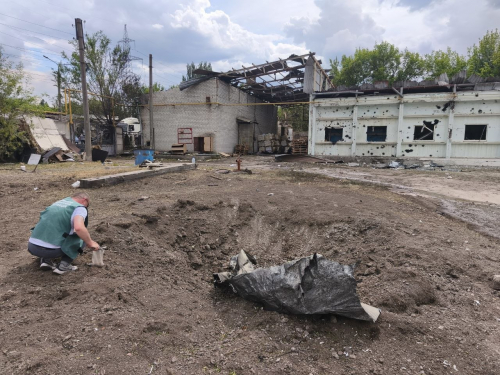 У Запоріжжі після російської атаки спеціалісти зафіксували великі площі засмічення, знайшли вирву та почали оцінювати екологічні збитки