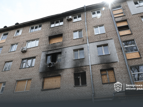 Відновлення зруйнованого: у Запоріжжі розпочали відбудову будинку, який постраждав від російського удару (фото, відео)