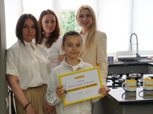 10-річна гімнастка Олександра Паскаль, яка втратила ногу через російський удар, отримала квартиру в Києві від Ріната Ахметова 