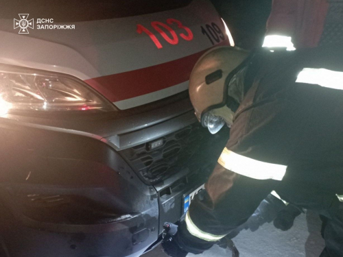 Сніг і ожеледиця зупинили "швидку" - у Запоріжжі рятувальники витягували авто з пастки негоди (фото)