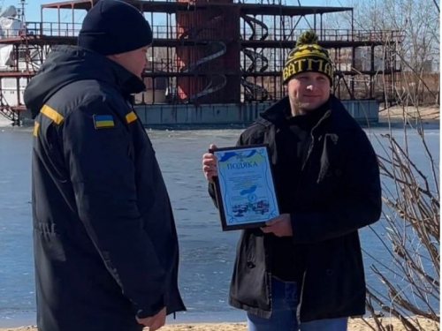 У Запоріжжі нагородили хлопця, який врятував двох рибалок на Дніпрі