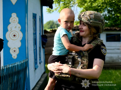 Наймолодшому - три  роки: з небезпечних сіл Запорізького району евакуювали вісьмох людей (фото, відео)