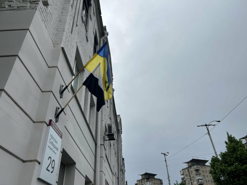 Перший в Україні — у Запоріжжі встановили «Прапор надії» на підтримку військовополонених (фото)