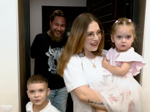 Захисник Маріуполя Микита Галайда разом із сім’єю отримав житло завдяки програмі «Вдома» від «Серця Азовсталі»