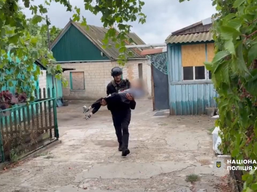 Молилися за тишу - на Запоріжжі поліцейські евакуювали мешканців із зони бойових дій (відео)