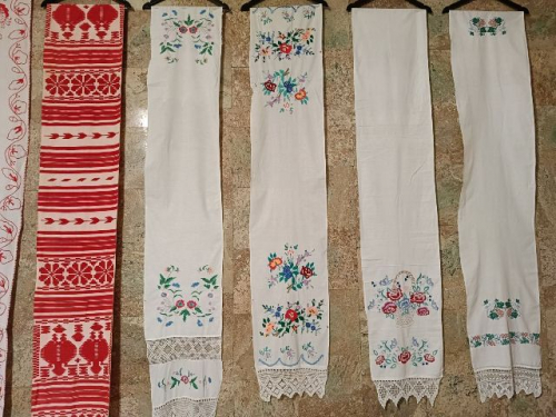 У Запоріжжі відкрили виставку вишитих сорочок і рушників – що там можна побачити (фото)