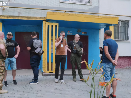 Байдужість замість вдячності – у Запоріжжі мешканці багатоповерхівки блокують встановлення підйомника для ветерана (відео)