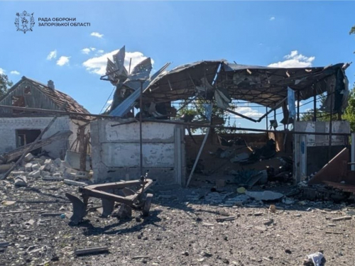 Вільнянську ворожий удар зруйнував частину приватного будинку, а в Запоріжжі FPV-дрон поранив жінку й чоловіка