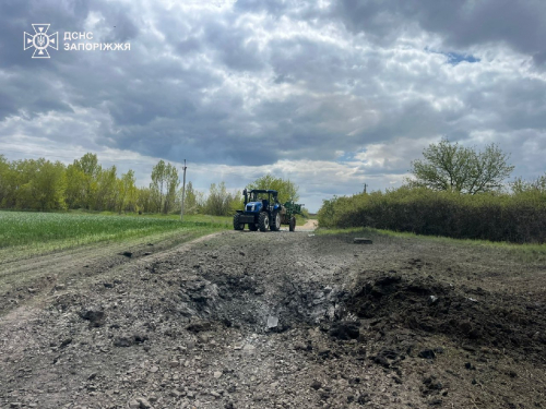 У Запорізькому районі російська авіабомба впала просто біля трактора — постраждав працівник фермерського господарства