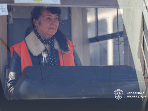 &quot;В автопарку, звичайно, всі здивувалися&quot; - запорізькі жінки давно водять трамваї, а дехто вчиться й на керманича автобуса