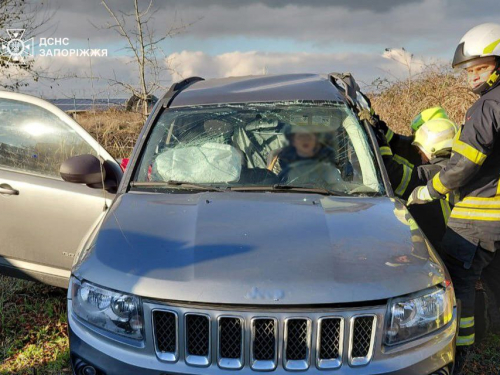 Зіткнулась з мікроавтобусом - у Запоріжжі водійку визволяли з понівеченого авто після ДТП (фото)