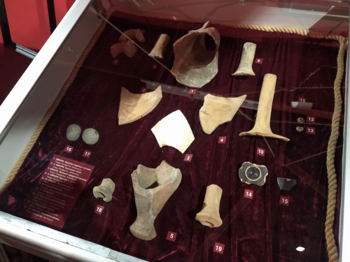 Античний посуд та стародавня зброя - на Хортиці знайшли унікальні артефакти (фото)