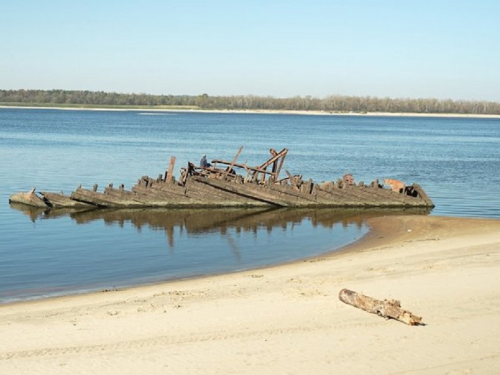 Понад 100 років пролежало під водою - у Запоріжжі знайшли старовинне судно на узбережжі Дніпра