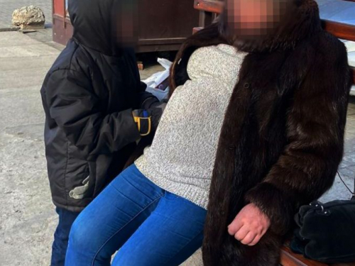 У Запоріжжі п'яна жінка залишила на вулиці 8-річного сина і заснула на зупинці