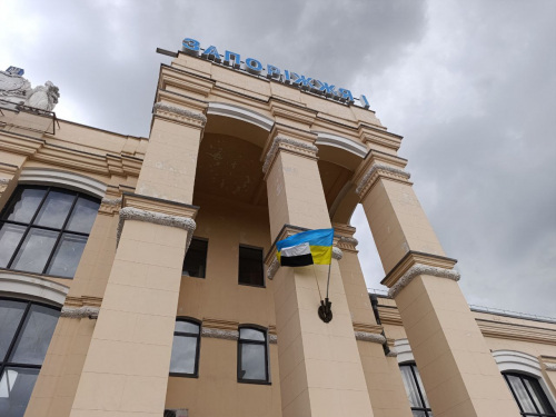 Над запорізьким залізничним вокзалом підняли чорно-білий "Прапор надії" (фото)