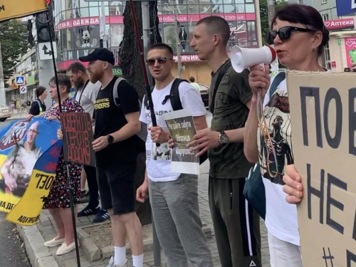 «Тільки разом ми сила» - у Запоріжжі до акції на підтримку військовополонених долучився звільнений захисник (фото)