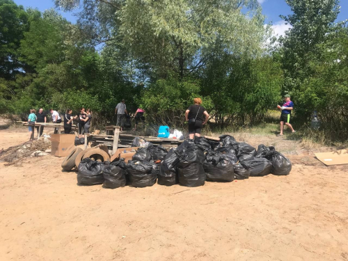 Переселенці з окупованого Мелітополя прибрали берег Дніпра в Запоріжжі - фото