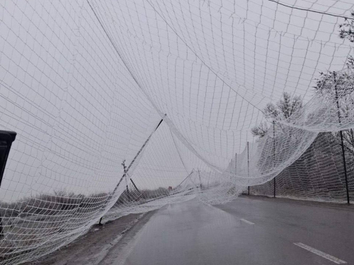 Негода пошкодила захист - на прифронтових дорогах Запорізької області відновлюють антидронові тунелі (відео)