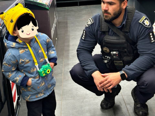 У Запоріжжі патрульні розшукали чотирирічного хлопчика, фото: Патрульна поліція Запорізької області 