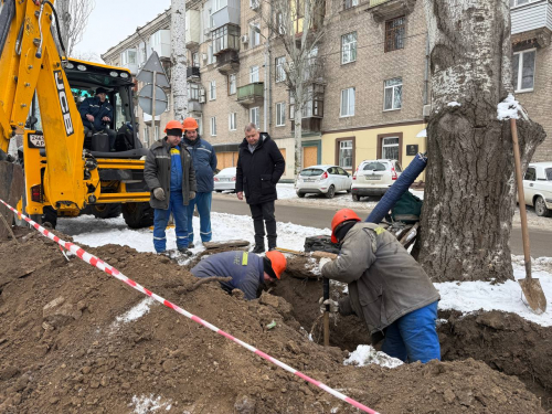 Кабель не витримав навантаження: у Запоріжжі енергетики повернули світло після аварії (фото)