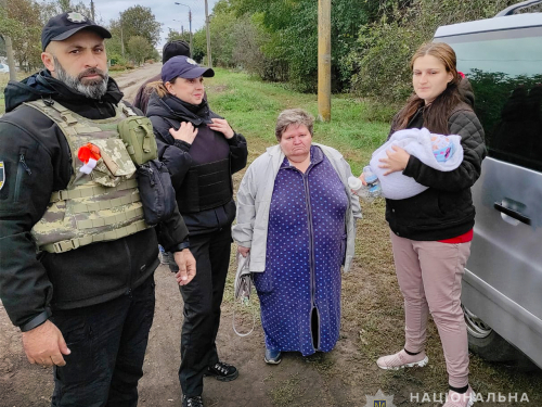 Буває важко і страшно: психологиня розповіла, як вивозила мешканців із гарячих точок Запорізької області