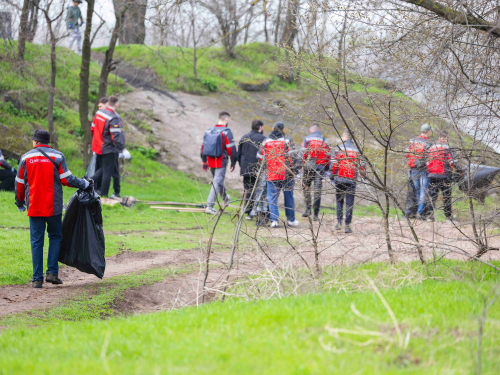 Запорізькі металурги долучилися до весняного прибирання міста 