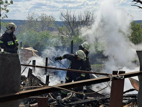 У Запорізькому районі поліцейські врятували життя жінці, що потрапила під російський обстріл - відео